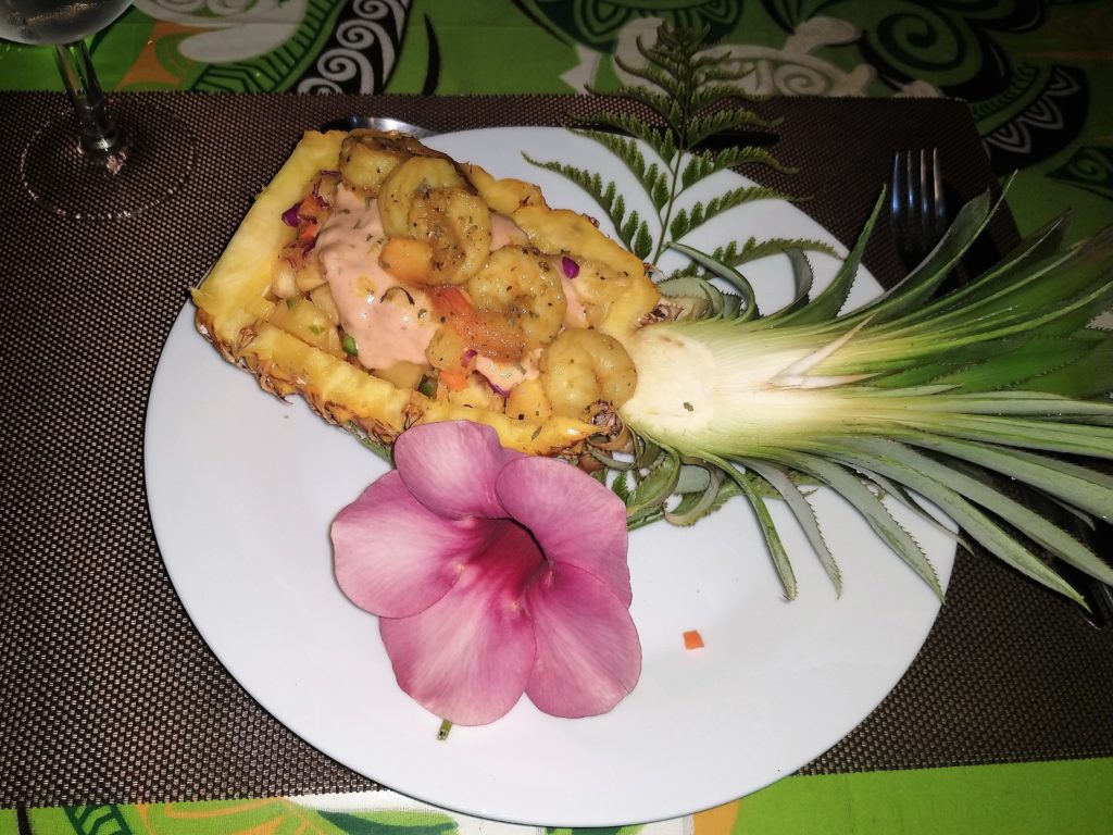 Salade d'ananas et de crevettes, cuisine typiquement polynésienne