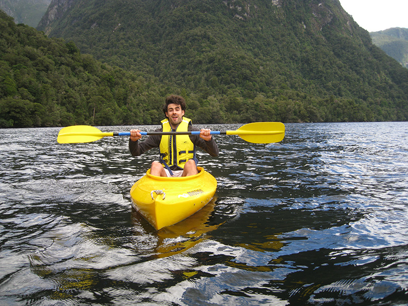 Regan faisant du kayak dans le fiord de Milford, île du Sud de la Nouvelle-Zélande.