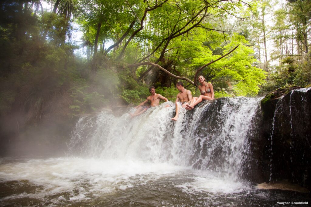 Un groupe d'amis qui se baignent à Kerosene Creek, à Rotorua.